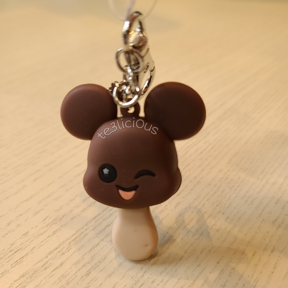 DISNEY PARKS WISHABLES ICE CREAM BAR KEYCHAIN - Picture 2 of 8